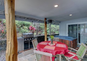 Cozy Aloha Ohia Hale with Hot Tub
