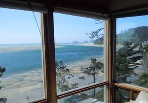 Cozy Beachfront Cabin with Panoramic View of Pacific Ocean and Netarts Bay