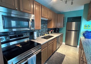 Cozy Beachside Condo 2 Minute Walk to Beach
