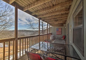 Cozy Branson West Condo with Pool Access Near SDC!