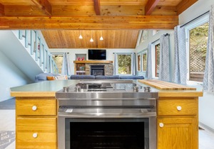 Cozy chalet near the slopes with WiFi, full kitchen, & hot tub