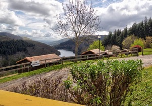 Cozy Chalet with Private Terrace, Fishing Pond, and Access to Sports & Outdoor Activities
