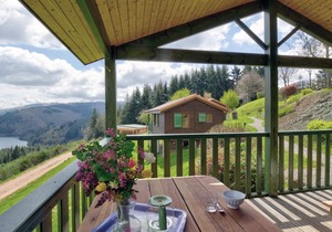 Cozy Chalet with Terrace, Near Trails and Activities, Pet-Friendly, All-Inclusive Utilities
