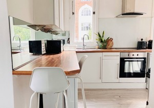 COZY Chiswick Apartment - Great Location.