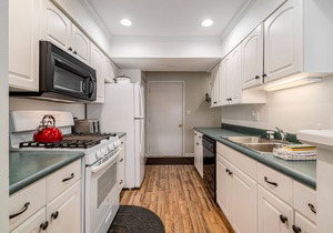 Cozy Condo with Shared Pool & Tennis, Fast WiFi, Private Deck & Gas Fireplace