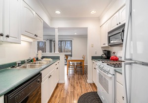 Cozy Condo with Shared Pool & Tennis, Fast WiFi, Private Deck & Gas Fireplace