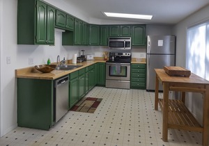 Cozy cottage near Bass Lake and Yosemite, with Sundeck, Firepit & Pergola areas.