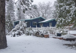 Cozy cottage near Bass Lake and Yosemite, with Sundeck, Firepit & Pergola areas.