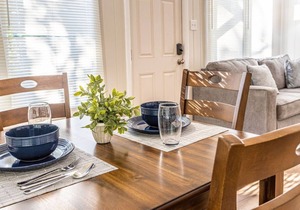Cozy Cottage with Coastal Vibe by Lake & Sam’s Pizza