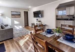 Cozy Cottage with Coastal Vibe by Lake & Sam’s Pizza