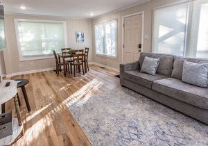 Cozy Cottage with Coastal Vibe by Lake & Sam’s Pizza