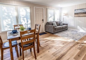 Cozy Cottage with Coastal Vibe by Lake & Sam’s Pizza