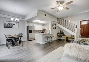 Cozy Creekside Retreat! Close to the City + Nature + Creek + Pet friendly.