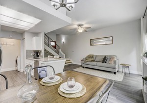 Cozy Creekside Retreat! Close to the City + Nature + Creek + Pet friendly.