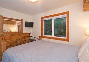 Cozy Creekside townhome. Walk to lifts! Fireplace, in-suite laundry, free parking. Newly renovated