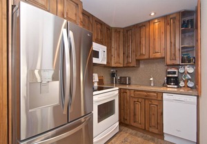 Cozy Creekside townhome. Walk to lifts! Fireplace, in-suite laundry, free parking. Newly renovated
