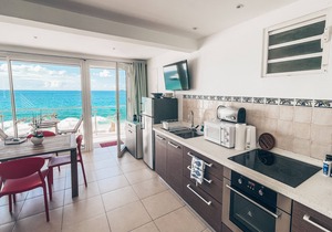 Cozy, family friendly apartment on the Beach, with panoramic view of the ocean