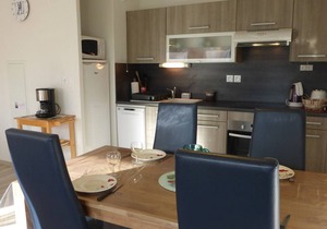 Cozy 1BR Apt, Close to Beach, Balcony & Parking - Sleeps 4