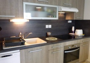 Cozy 1BR Apt, Close to Beach, Balcony & Parking - Sleeps 4