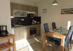 Cozy 1BR Apt, Close to Beach, Balcony & Parking - Sleeps 4