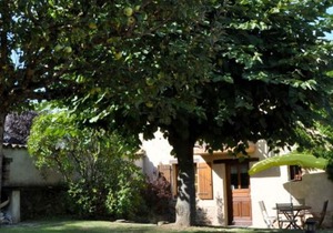 Cozy Gîte with Fireplace, Terrace, and Garden in Maringes - Pet Friendly