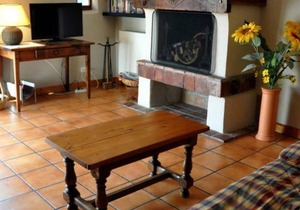 Cozy Gîte with Fireplace, Terrace, and Garden in Maringes - Pet Friendly