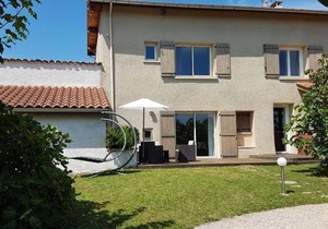 Cozy Gîte with Terrace, Garden & Modern Amenities in Scenic Maringes