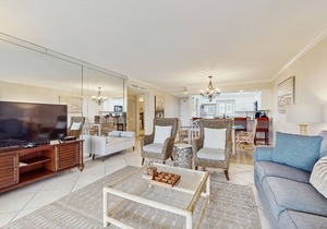 Cozy, Gulf-front home with 2 beach chairs - short distance to entertainment