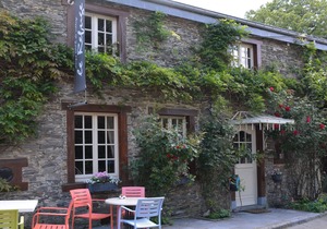 Cozy Holiday Home in Bièvre with Pond