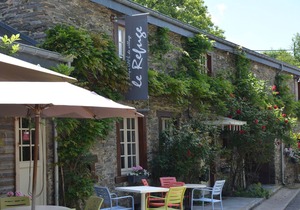 Cozy Holiday Home in Bièvre with Pond