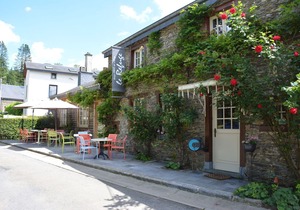 Cozy Holiday Home in Bièvre with Pond