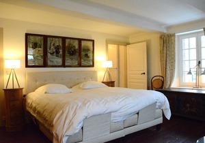 Cozy Holiday Home in Bièvre with Pond