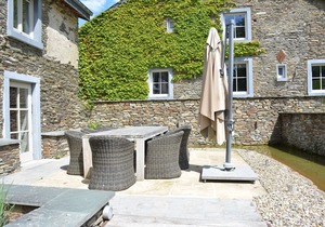 Cozy Holiday Home in Bièvre with Pond