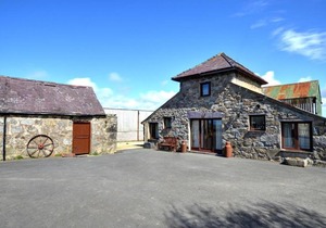 Cozy Holiday Home in Llanfaglan with barbecue