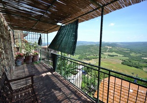 Cozy Holiday Home in Montecastelli Pisano with Balcony