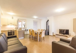 Cozy home in Bratulici with kitchen