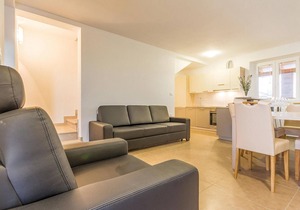 Cozy home in Bratulici with kitchen