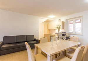 Cozy home in Bratulici with kitchen