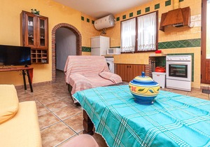 Cozy home in Cuevas del Campo with WiFi