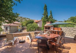 Cozy Home In Cesarica With Kitchen