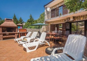 Cozy Home In Cesarica With Kitchen