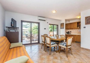 Cozy Home In Cesarica With Kitchen