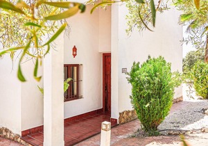 Cozy home in Estepa with kitchen