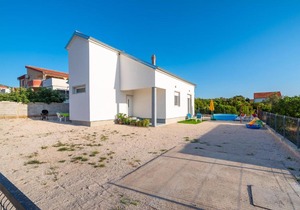 Cozy Home In Karin Gornji With Kitchen