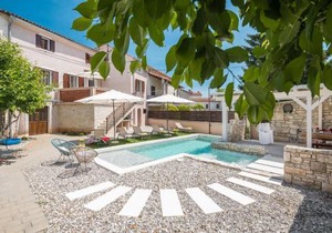 Cozy Home In Peresiji
