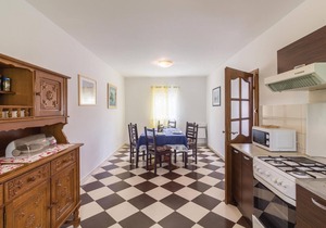 Cozy home in Pula with kitchen