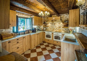 Cozy home in Zmijavci with sauna