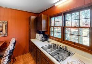 Cozy mountain gem with shared pool, free WiFi, & shared firepit - dogs welcome