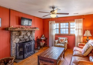 Cozy mountain gem with shared pool, free WiFi, & shared firepit - dogs welcome