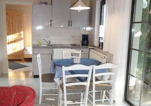 Cozy, small cottage quiet in the garden, with sauna, 350 m to the beach